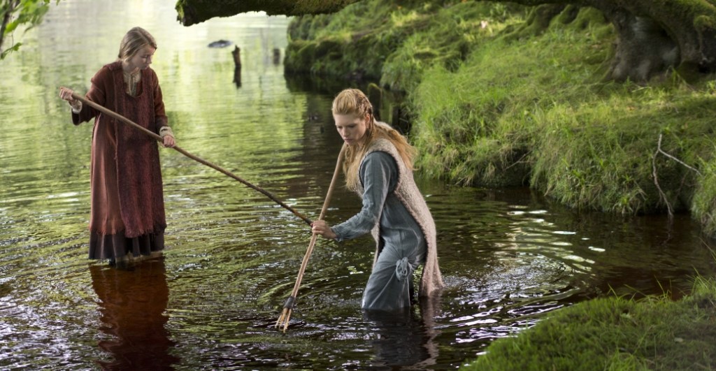 Lagertha and her daughter fishing with spears